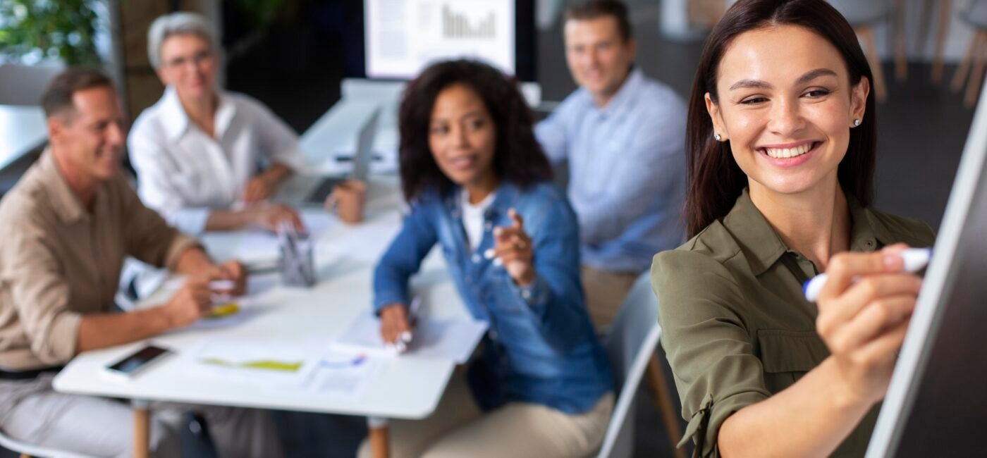 Cómo el Teatro Transforma Líderes: Lecciones de Broadway para tu Equipo