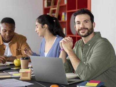 companeros-de-clase-aprendiendo-y-sonriendo-durante-la-sesion-de-estudio