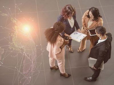 gente-de-negocios-que-trabaja-usando-tecnologia-para-conectarse-con-otros