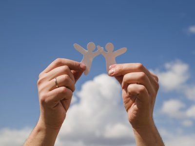 munecas-de-papel-contra-el-cielo