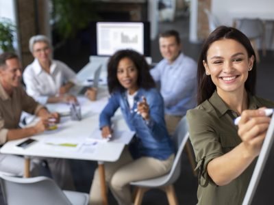 personas-que-utilizan-dispositivos-digitales-durante-una-reunion